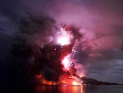 В сети публикуют видео извержения вулкана Руанг в Индонезии