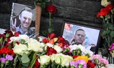 В Москве люди продолжают класть цветы на могилу Навального