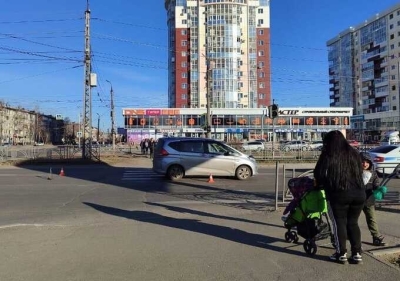 Мужчина с ребенком на руках попал под машину в Ангарске